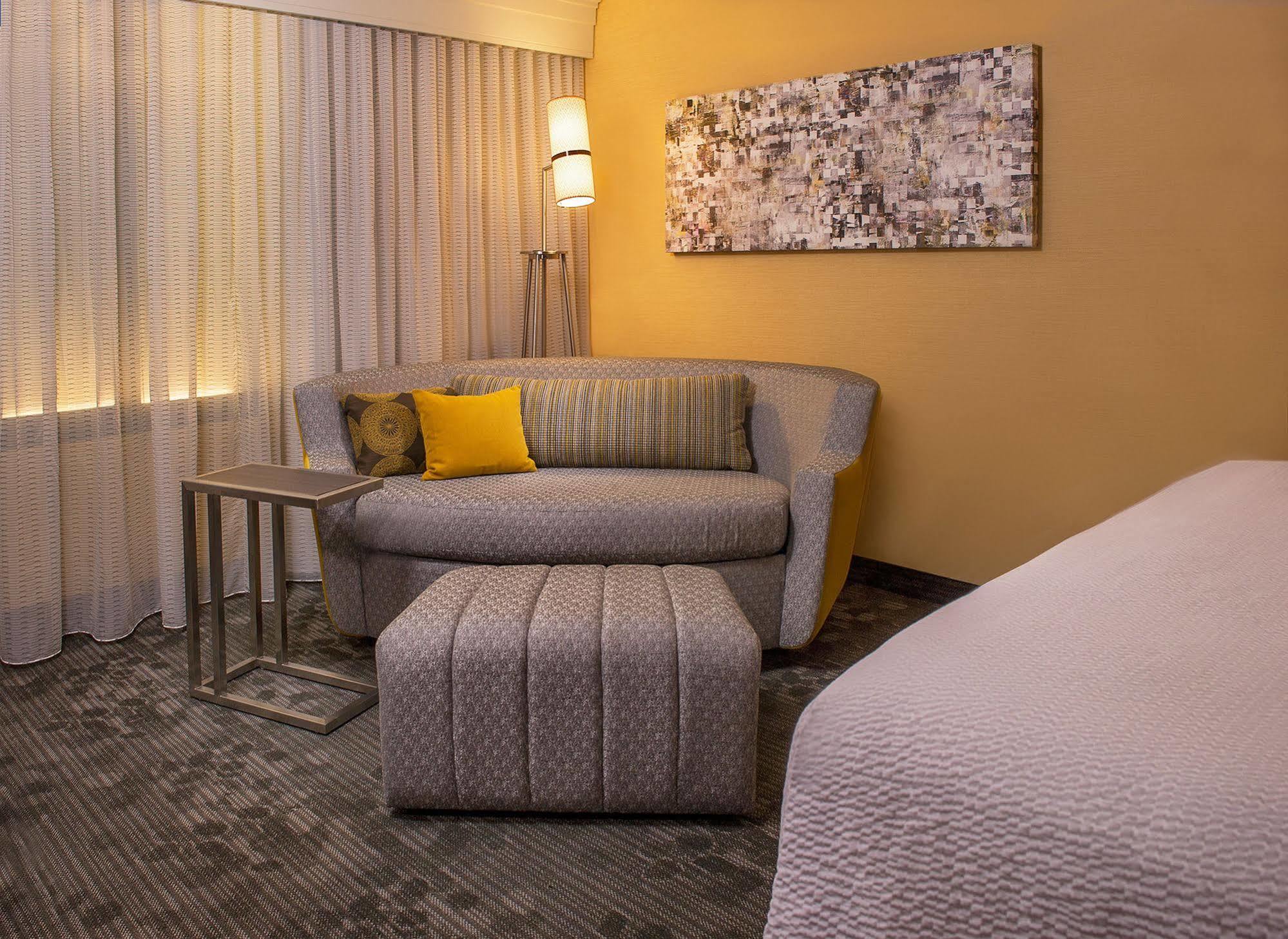 Courtyard Detroit Brighton Hotel Ngoại thất bức ảnh